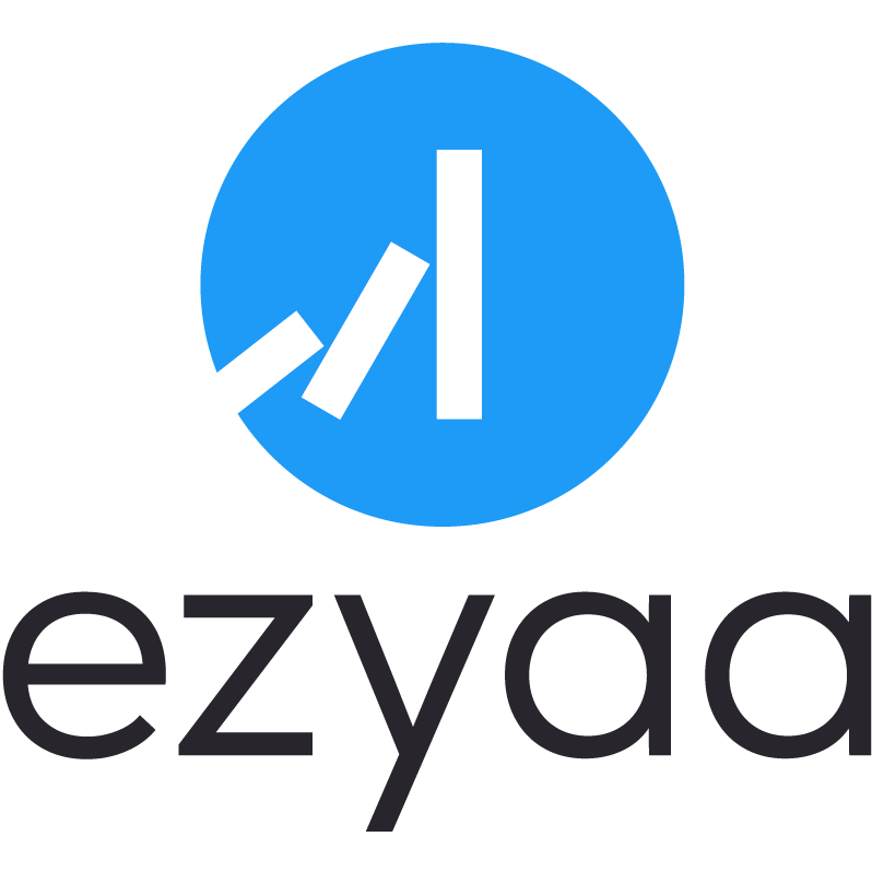 ezyaa Logo - drei größer werdende Dominosteine stoßen sich in einem blauen Kreis an. Darunter steht der Schriftzug "ezyaa"
